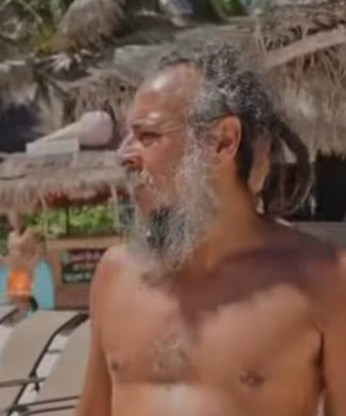 Turista en playa pública de Tulum durante la temporada baja, en medio de las nuevas restricciones de acceso anunciadas por el gobierno municipal.