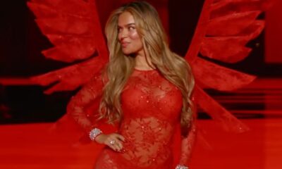 Karol G desfila en el Victoria’s Secret Show 2025 con un traje rojo y alas de ángel, representando el poder y la belleza latina.