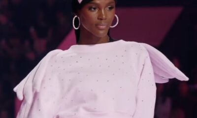 Valentina Castro desfila en el Victoria’s Secret Fashion Show con un conjunto rosa pastel y gorro negro con letras rosas, convirtiéndose en la primera modelo afrocolombiana en participar.