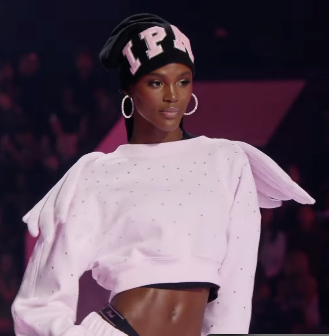 Valentina Castro desfila en el Victoria’s Secret Fashion Show con un conjunto rosa pastel y gorro negro con letras rosas, convirtiéndose en la primera modelo afrocolombiana en participar.