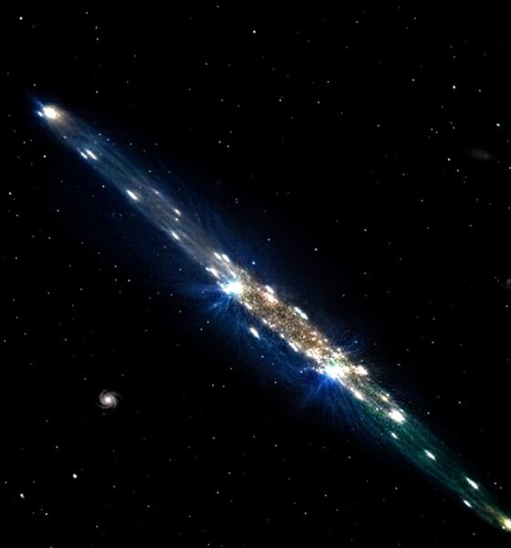 Imagen digital del cometa 3I/Atlas desplazándose a gran velocidad en el espacio, con una brillante estela azul y fondo estrellado.