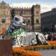 Escultura monumental de un xoloitzcuintle decorado con motivos prehispánicos en la Megaofrenda del Día de Muertos 2025 en el Zócalo de la CDMX.