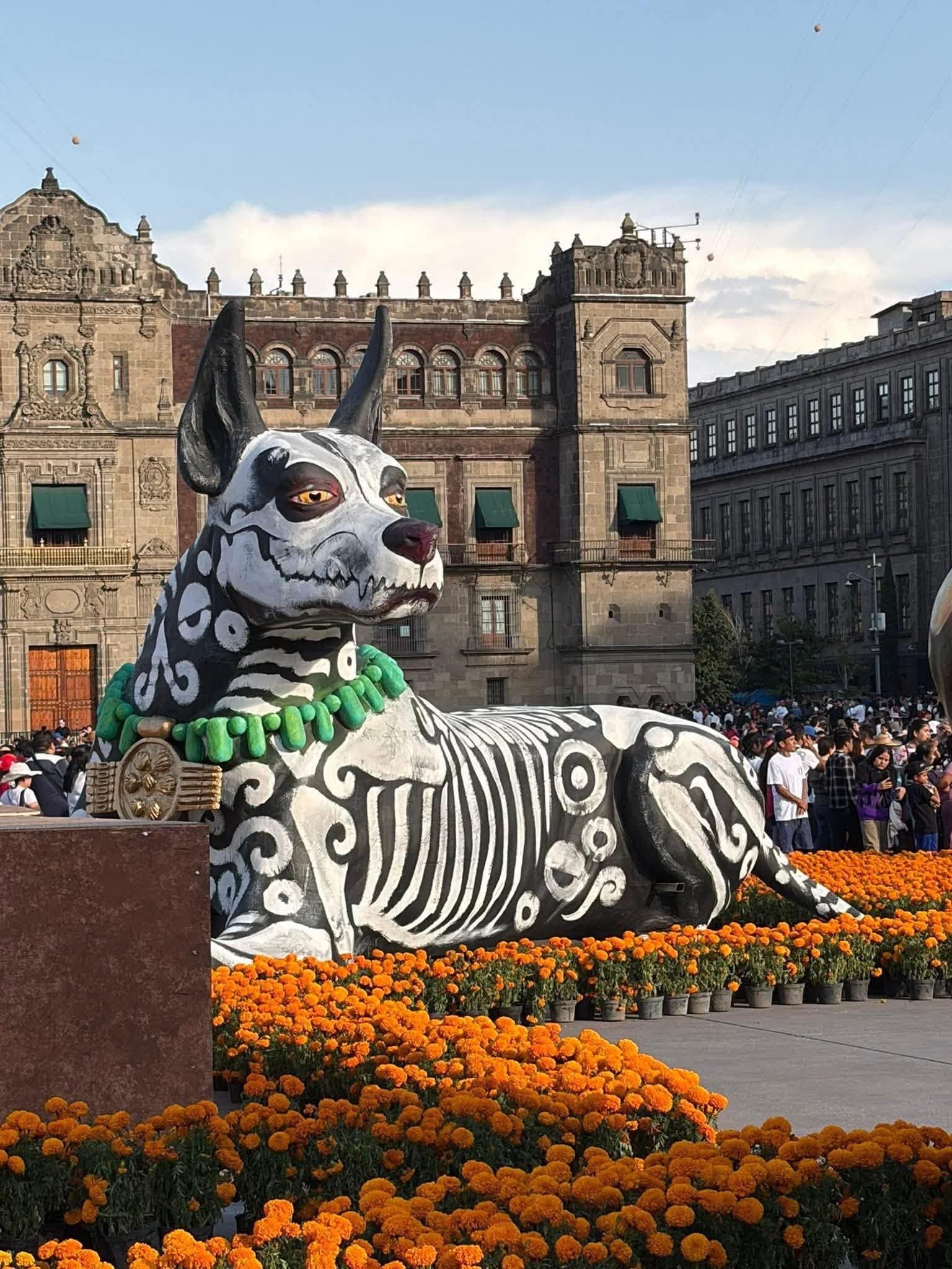 Escultura monumental de un xoloitzcuintle decorado con motivos prehispánicos en la Megaofrenda del Día de Muertos 2025 en el Zócalo de la CDMX.