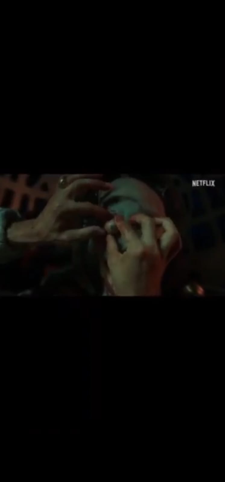 Escena del nuevo tráiler de Frankenstein en Netflix, donde se muestra a la criatura siendo formada con un ambiente oscuro y misterioso.
