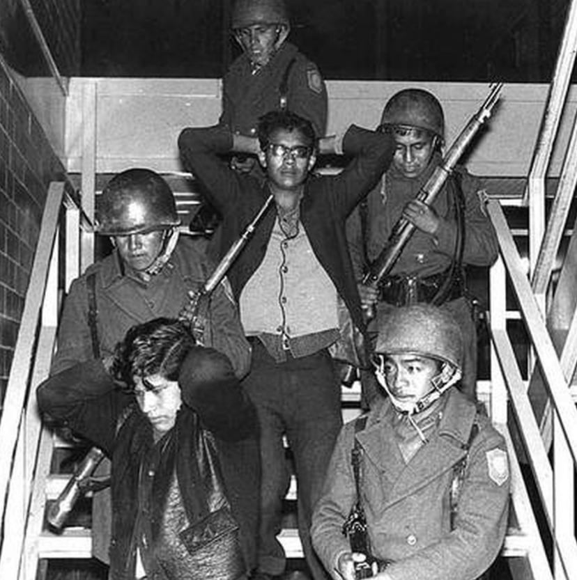 Fotografía en blanco y negro de jóvenes detenidos por militares armados durante la represión del 2 de octubre de 1968 en Tlatelolco, Ciudad de México.