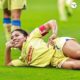 Kiana Palacios celebra en el césped tras anotar un gol con el Club América Femenil, vistiendo el uniforme amarillo del equipo.