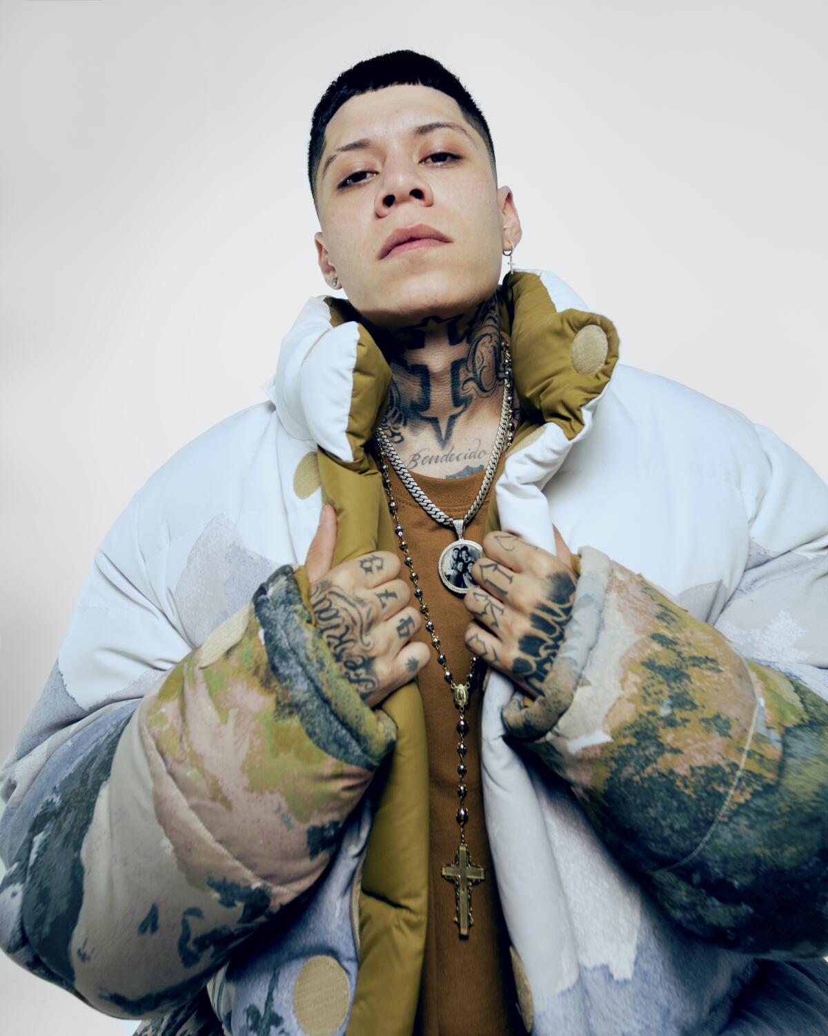 Retrato del rapero mexicano Santa Fe Klan, vistiendo chamarra acolchada y cadenas, tras responder a la alcaldesa de Guanajuato.