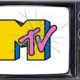 Logotipo clásico de MTV en una televisión antigua con pantalla agrietada, simbolizando el cierre de los canales musicales de la cadena en Europa en 2025.
