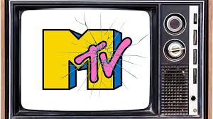 Logotipo clásico de MTV en una televisión antigua con pantalla agrietada, simbolizando el cierre de los canales musicales de la cadena en Europa en 2025.