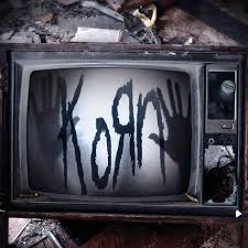 Pantalla retro con el logotipo de Korn, representando el regreso de la banda de nu metal a México para su concierto en el Palacio de los Deportes 2026.