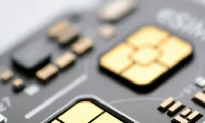 Primer plano de una tarjeta SIM y una eSIM sobre una placa electrónica, representando la nueva regulación del Gobierno de México para el registro obligatorio de chips con CURP e identificación oficial.