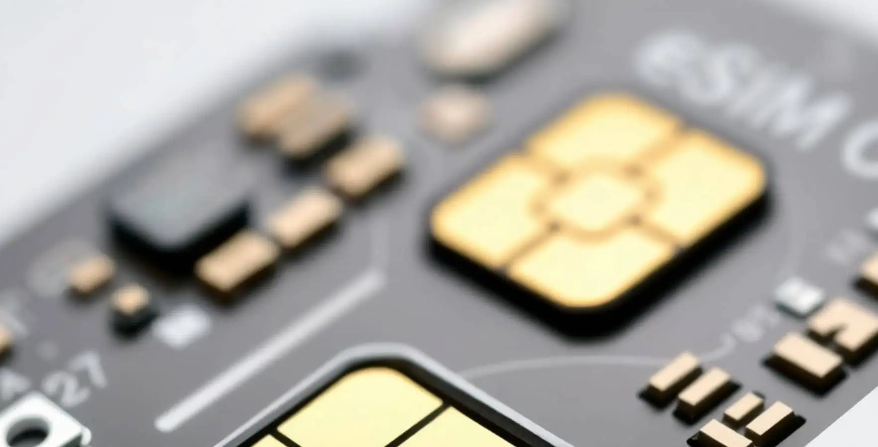 Primer plano de una tarjeta SIM y una eSIM sobre una placa electrónica, representando la nueva regulación del Gobierno de México para el registro obligatorio de chips con CURP e identificación oficial.