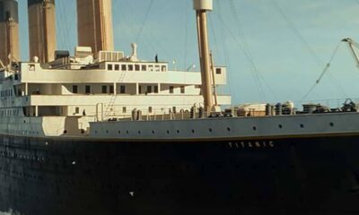 Imagen del Titanic navegando en alta mar, mostrando sus icónicas chimeneas y estructura clásica, símbolo del lujo y la tragedia del siglo XX.
