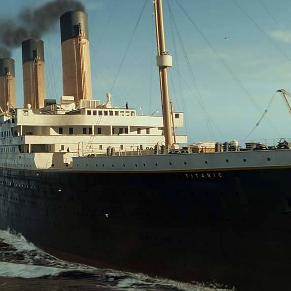 Imagen del Titanic navegando en alta mar, mostrando sus icónicas chimeneas y estructura clásica, símbolo del lujo y la tragedia del siglo XX.