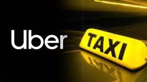 Logo de Uber junto a un anuncio de taxi, símbolo del conflicto de servicios en aeropuertos de México.