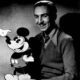 Fotografía en blanco y negro de Walt Disney junto a su creación más famosa, Mickey Mouse, símbolo del nacimiento de la animación moderna.