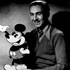 Fotografía en blanco y negro de Walt Disney junto a su creación más famosa, Mickey Mouse, símbolo del nacimiento de la animación moderna.