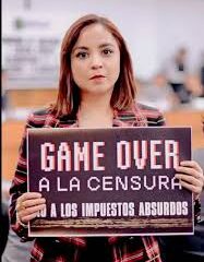 Diputada sostiene cartel con la frase “Game Over a la censura, no a los impuestos absurdos”, en protesta contra el impuesto a los videojuegos “violentos”.