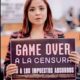 Diputada sostiene cartel con la frase “Game Over a la censura, no a los impuestos absurdos”, en protesta contra el impuesto a los videojuegos “violentos”.