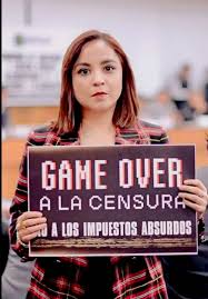 Diputada sostiene cartel con la frase “Game Over a la censura, no a los impuestos absurdos”, en protesta contra el impuesto a los videojuegos “violentos”.