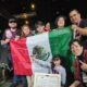 Equipo mexicano celebrando con la bandera nacional tras ganar el Mundial de Beyblade 2025 en Tokio, símbolo del talento y orgullo gamer de México.