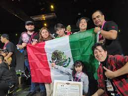 Equipo mexicano celebrando con la bandera nacional tras ganar el Mundial de Beyblade 2025 en Tokio, símbolo del talento y orgullo gamer de México.