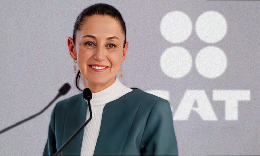 Funcionaria mexicana ofreciendo conferencia frente al logotipo del SAT sobre nuevas disposiciones fiscales.