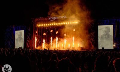 Escenario principal del Vive Latino iluminado por fuegos artificiales durante el cierre del festival en el Estadio GNP Seguros, símbolo de la energía y unidad musical de Latinoamérica.