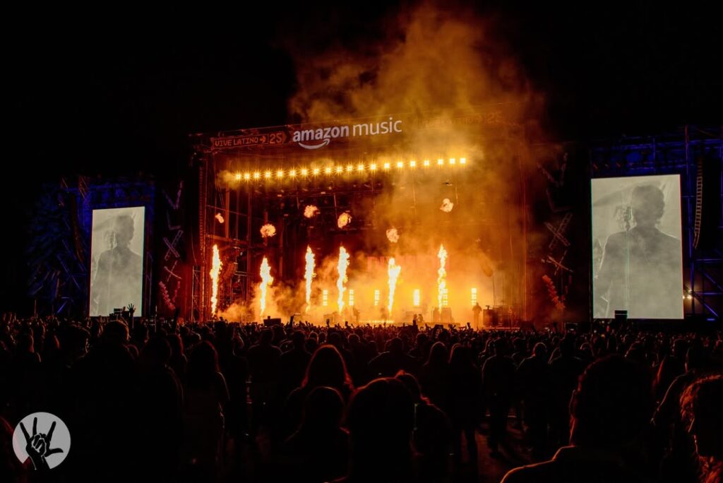 Escenario principal del Vive Latino iluminado por fuegos artificiales durante el cierre del festival en el Estadio GNP Seguros, símbolo de la energía y unidad musical de Latinoamérica.
