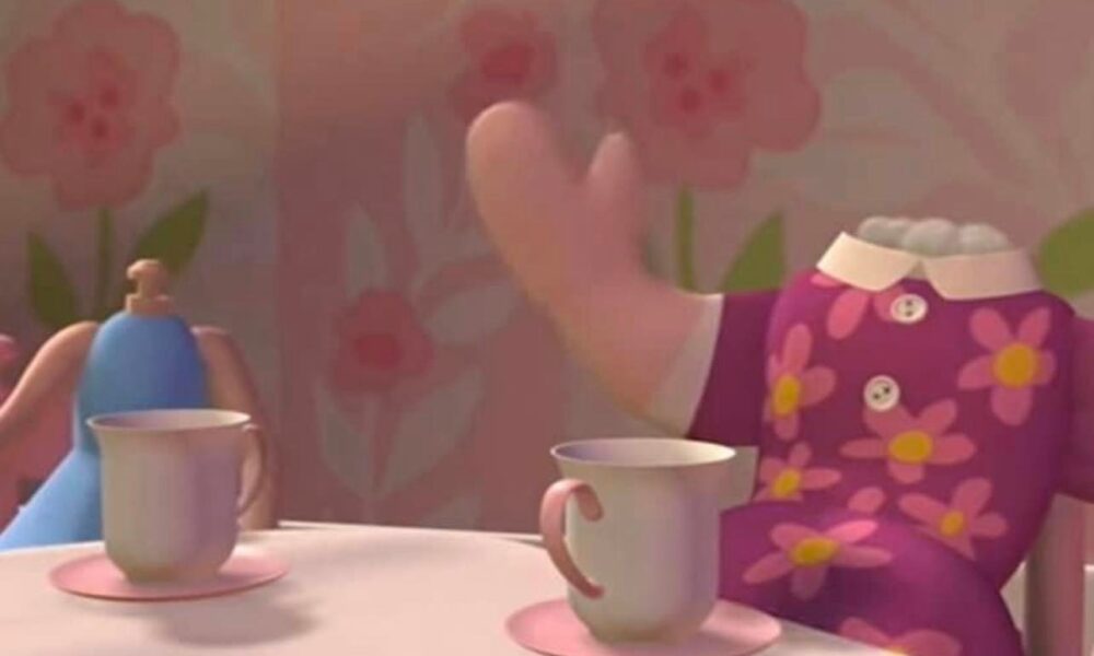 Juguetes sin cabeza de Toy Story sentados en una mesa con tazas de té, conocidos como “María Antonieta y su hermanita”.