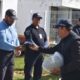 El presidente municipal de Huaquechula entrega uniformes a elementos de la Policía Municipal como parte del fortalecimiento de la seguridad pública.