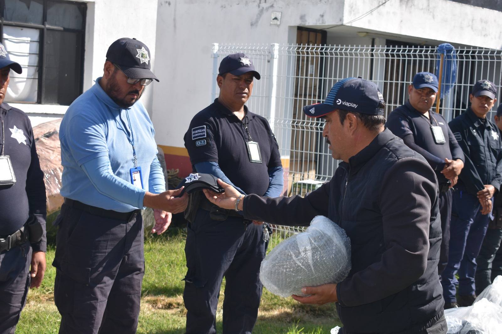 El presidente municipal de Huaquechula entrega uniformes a elementos de la Policía Municipal como parte del fortalecimiento de la seguridad pública.