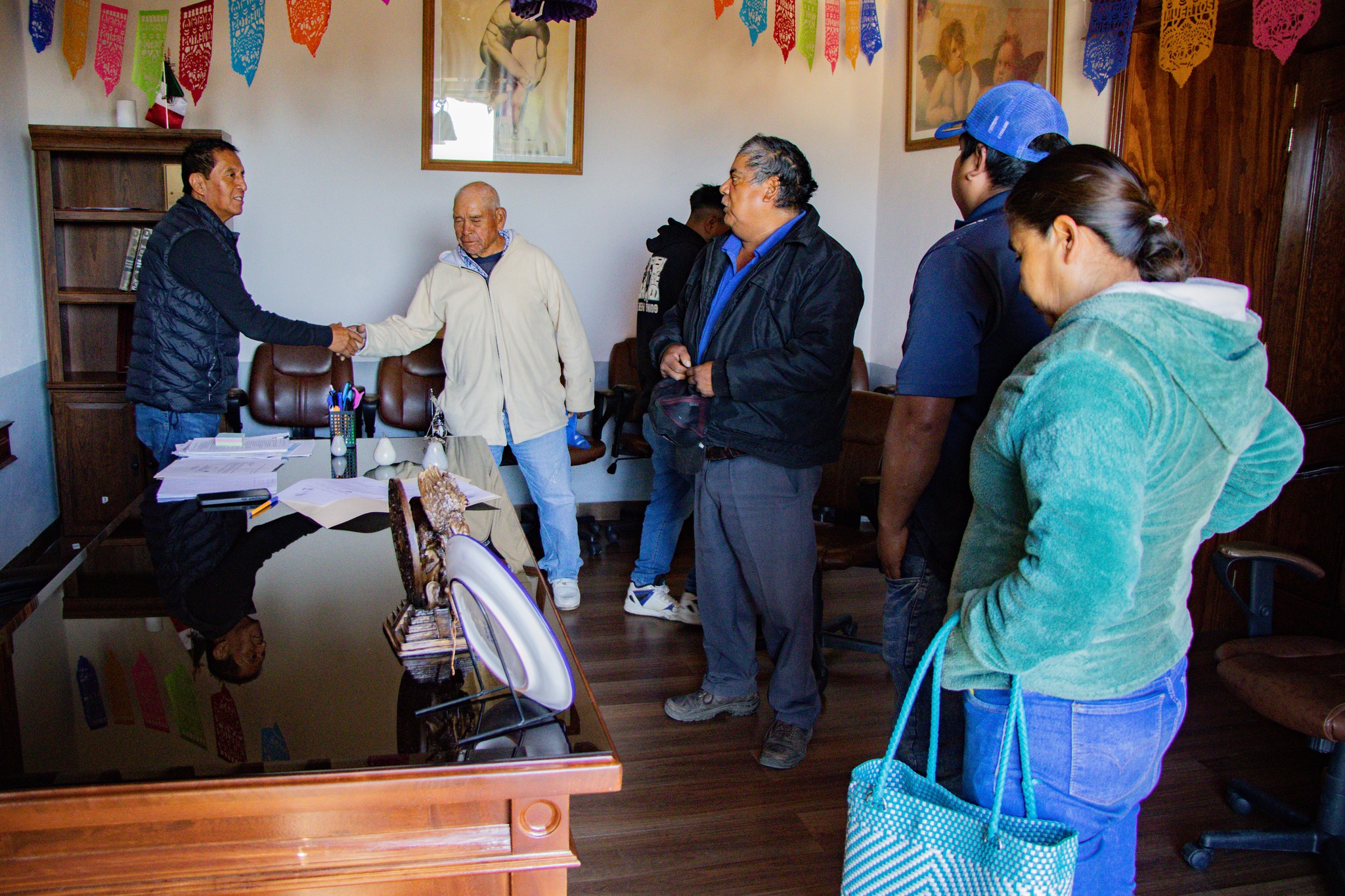 El presidente municipal de Tochimilco, David González, saluda a ciudadanos durante la Jornada de Atención Ciudadana.