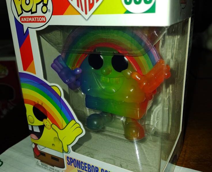 Colección de figuras Funko Pop inspiradas en Alicia en el País de las Maravillas exhibidas en sus cajas originales.