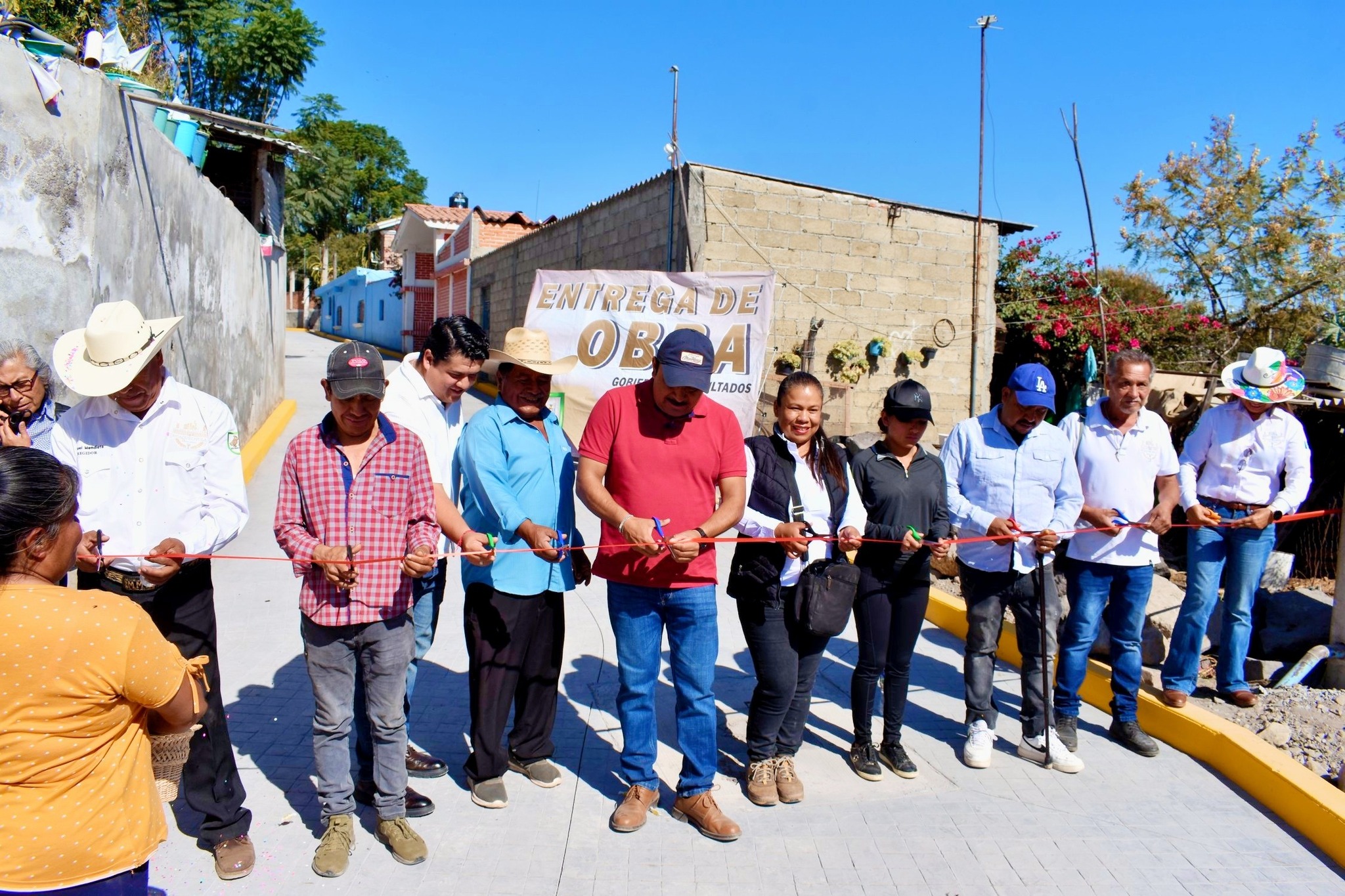 El presidente municipal de Huaquechula encabeza el corte de listón durante la entrega de la obra de pavimentación de la Calle 6 Oriente en San Juan Huiluco.