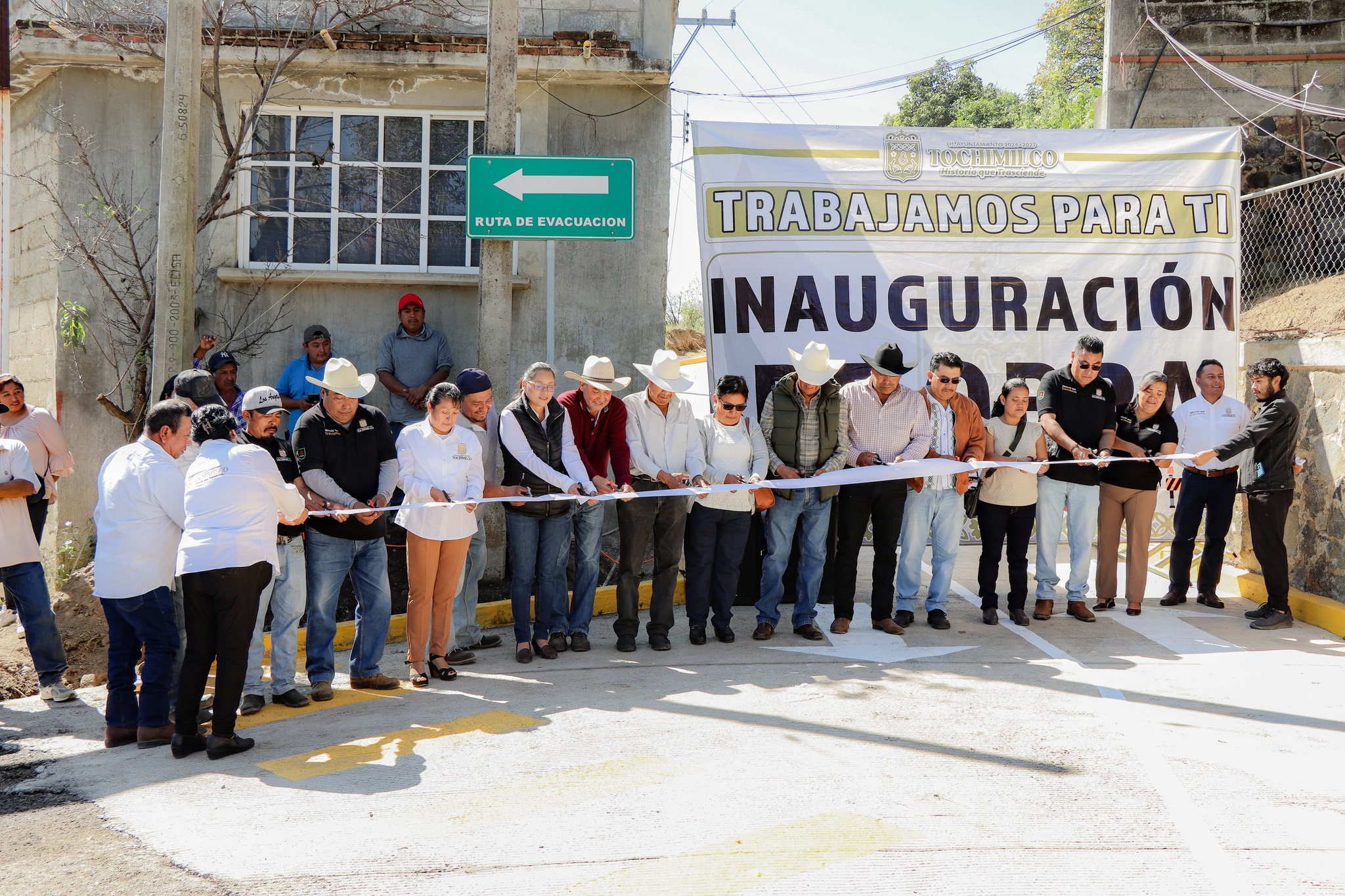 El presidente municipal de Tochimilco encabeza el corte de listón durante la inauguración de la obra de pavimentación con concreto hidráulico en Santiago Tochimizolco.