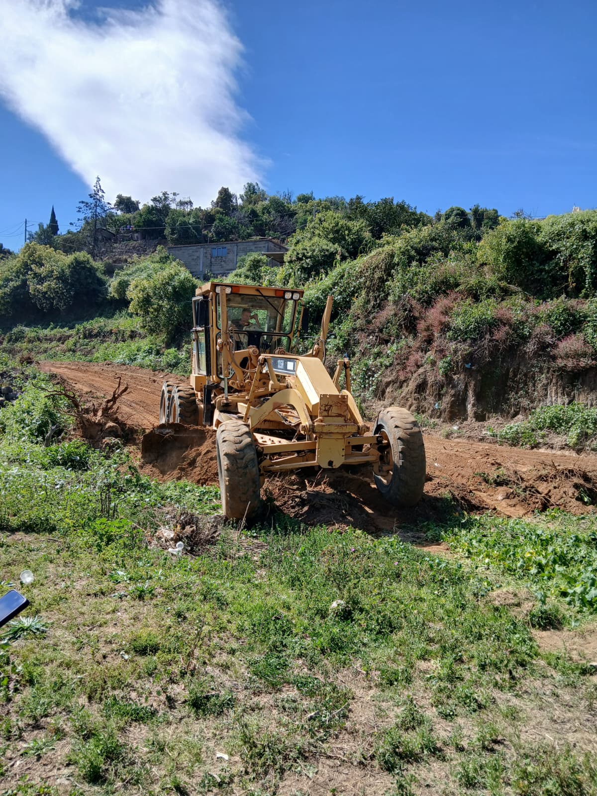 Maquinaria realiza el emparejamiento del terreno destinado a la construcción del Bachillerato Digital 252 en San Miguel Tecuanipa, Tochimilco.