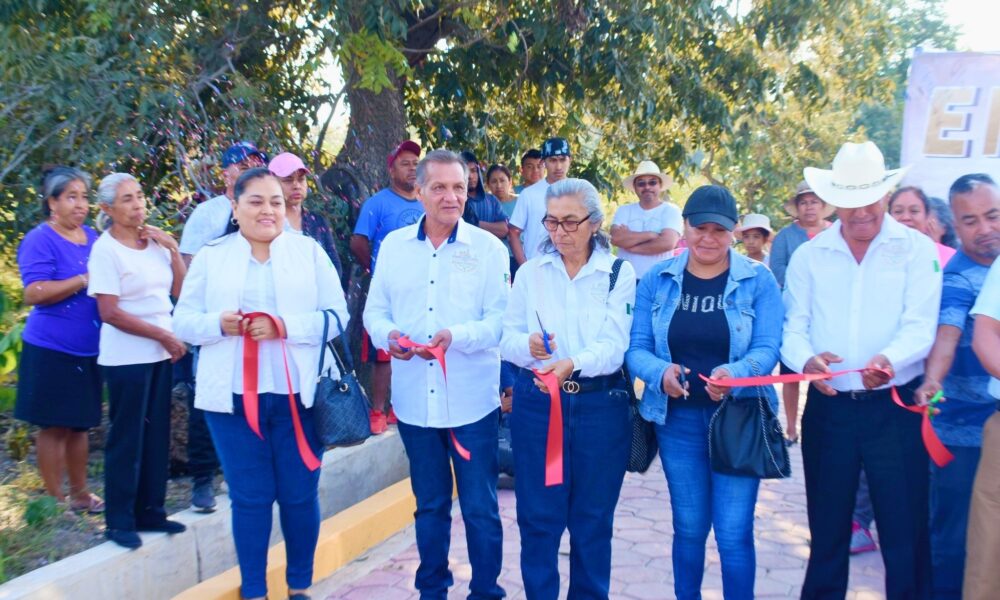Autoridades municipales y habitantes de Cacaloxúchitl realizan el corte de listón para inaugurar la rehabilitación de la Privada de la 10 Norte.