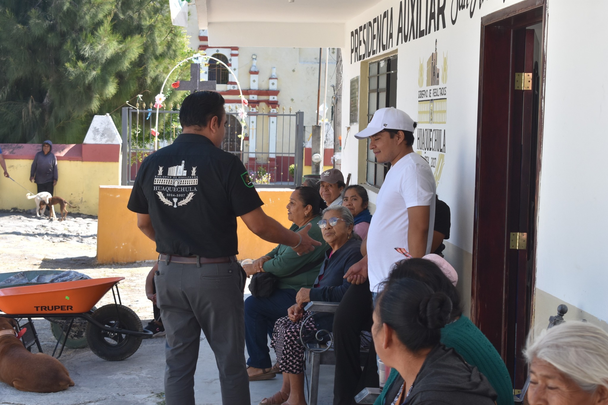 Veterinario realizando procedimiento de esterilización a un perro durante jornada gratuita en San Antonio Cuautla, organizada por el Ayuntamiento de Huaquechula.