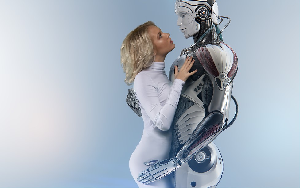 Mujer abrazando a un androide de aspecto humano en un fondo neutro, simbolizando la relación entre humanos e inteligencia artificial.
