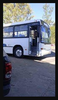 Autobús utilizado para trasladar a los alumnos de la Secundaria Salvador Toscano de Cacaloxúchitl al cine en Atlixco, con apoyo del Ayuntamiento de Huaquechula.