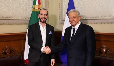 Presidente de México junto a presidente de El Salvador posando frente a banderas nacionales en evento diplomático.