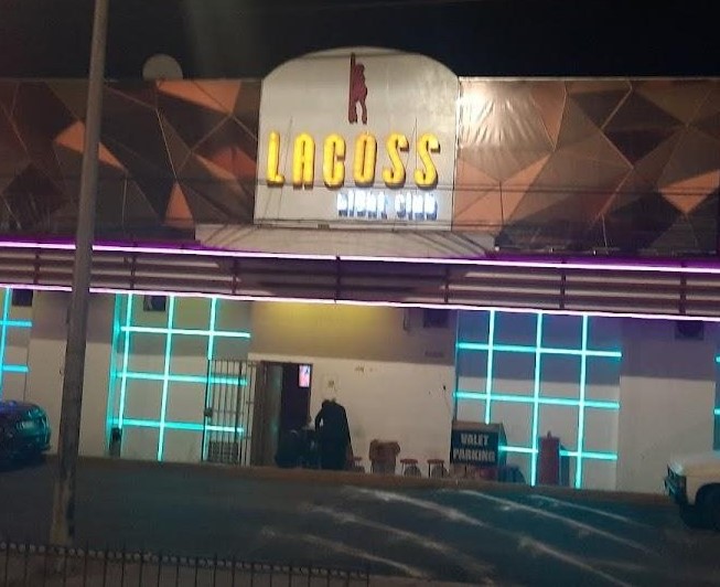 Fachada del club nocturno “La Coss” en Puebla iluminado de noche, sitio donde ocurrió un ataque armado con cinco personas asesinadas.