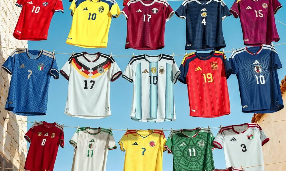 Camisetas oficiales Adidas de distintas selecciones nacionales colgadas bajo el sol, representando la colección rumbo al Mundial 2026.