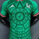 Camiseta oficial de la Selección Mexicana para el Mundial 2026, color verde con diseño del Calendario Azteca, símbolo de identidad cultural y deportiva.