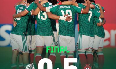 Jugadores de la Selección Mexicana Sub-17 abrazados en equipo tras derrota 0–5 contra Portugal en el Mundial Sub-17.