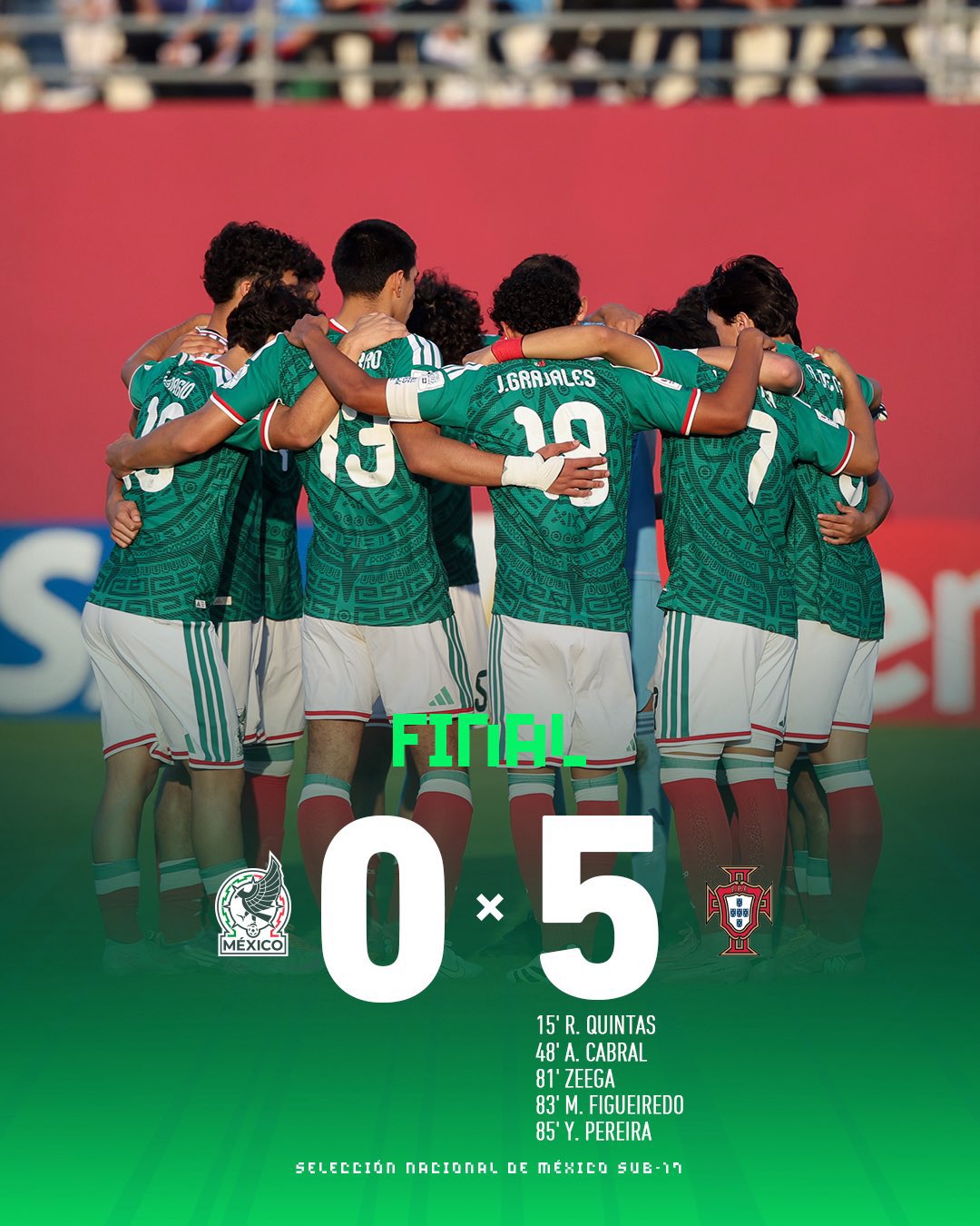 Jugadores de la Selección Mexicana Sub-17 abrazados en equipo tras derrota 0–5 contra Portugal en el Mundial Sub-17.