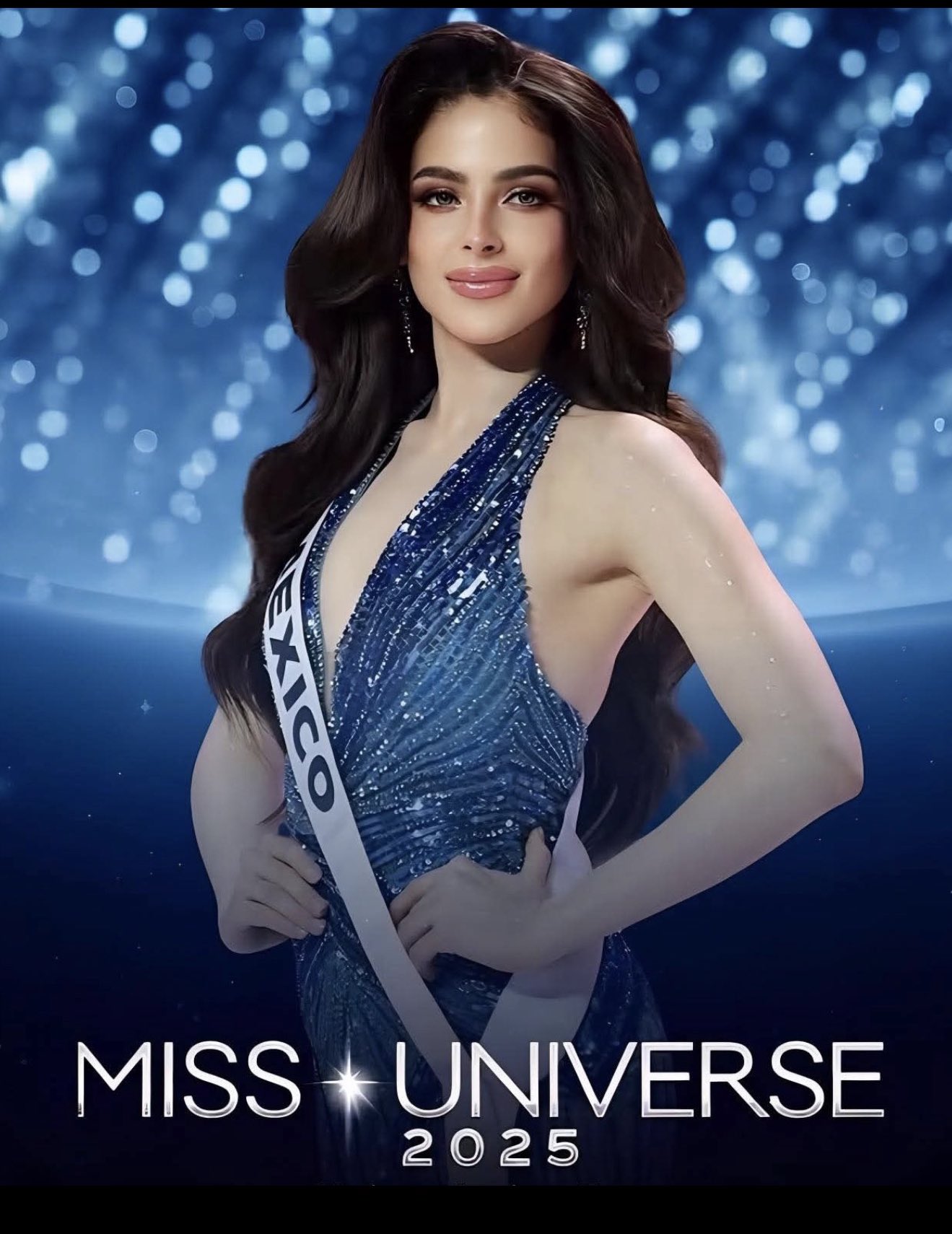 Persona en vestido azul con banda de “Mexico” posando en un escenario luminoso, estilo concurso de belleza.