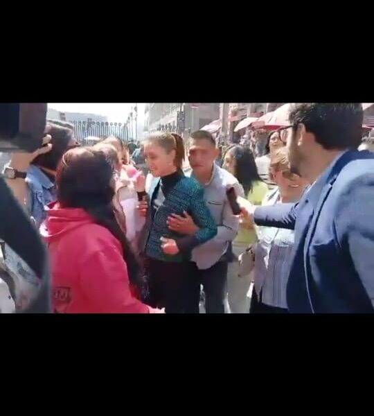 Momento en el que la presidenta de México, Claudia Sheinbaum, es rodeada por una multitud durante un evento público, mientras un hombre se le acerca de manera inapropiada.