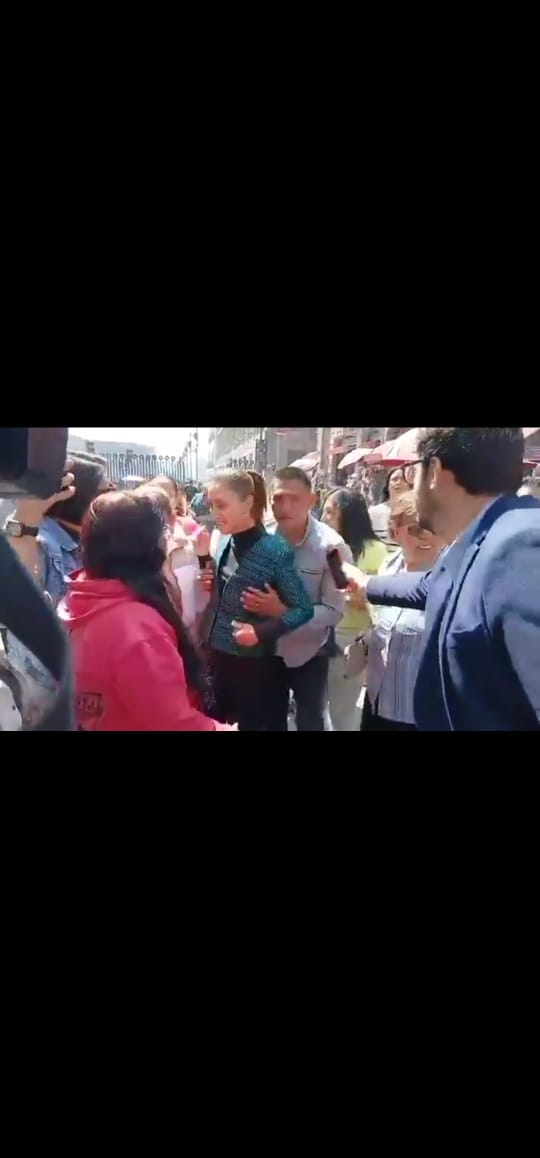 Momento en el que la presidenta de México, Claudia Sheinbaum, es rodeada por una multitud durante un evento público, mientras un hombre se le acerca de manera inapropiada.